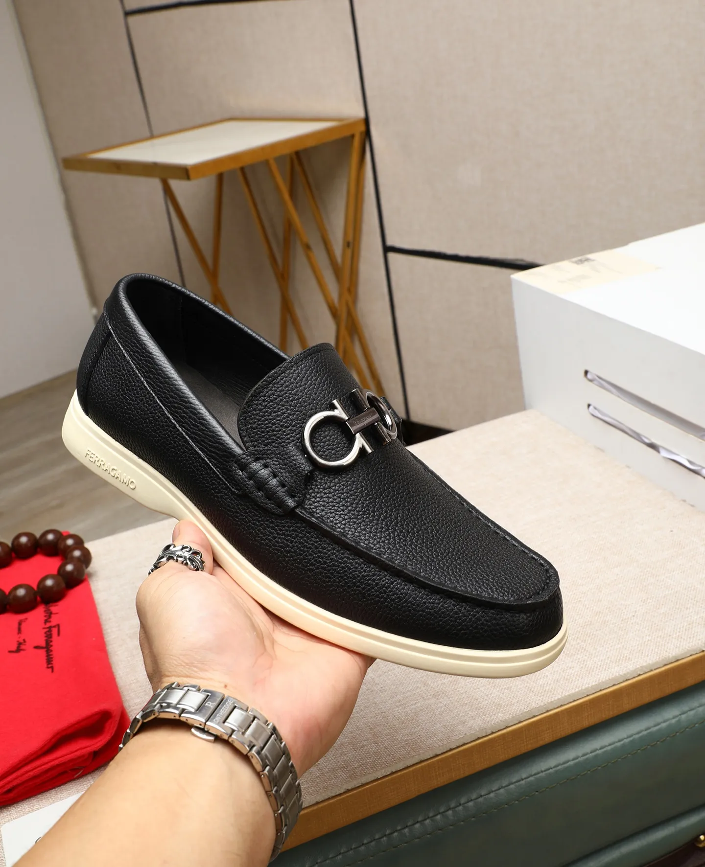 Men's shoes 💰580 📛📛(water-dyed cow lining) Salvatore Ferragamo high-end (Salvatore Ferragamo) is the top international luxury footwear brand. It comes from the fashion kingdom of Italy. It is famous all over the world for its traditional handmade design and novel styles... 🚶🏻🚶🏻New suit shoes are available simultaneously at the counter. This style is purely handmade. The fabric is imported Italian calfskin➕Soft water-dyed cowhide lining. Original authentic outsole🌀🌀Size: 38➖44 (45 46 customized)